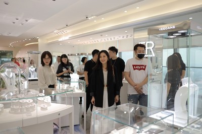 知名女星唐詩詠到訪永富集團(tuán)，珠寶首飾零售引關(guān)注